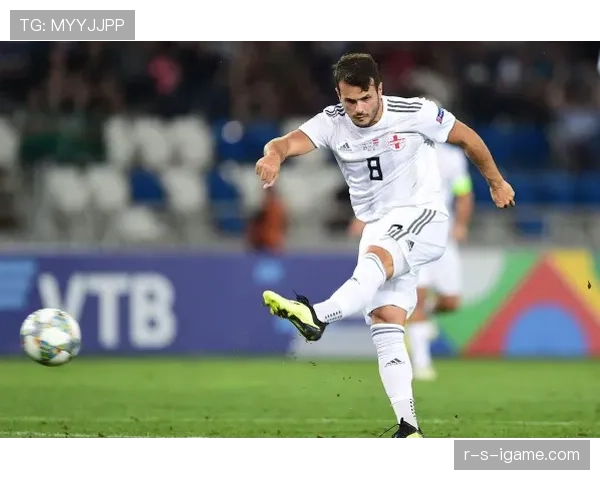 锋线激战正酣:顶级前锋对决点燃赛季竞争热潮 锋线激战正酣:顶级前锋对决点燃赛季竞争热潮