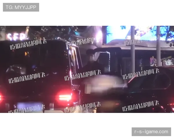 韦少凌晨开豪车还带着狗，普通人这夜生活都打不到影子