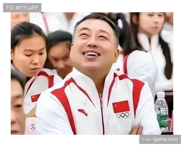 刘国梁手提名牌袋子回家，队里那位还在路边买方便面的画风太扎心