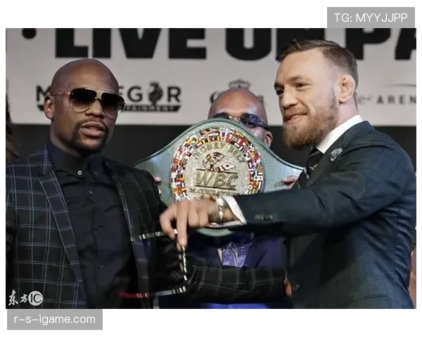 梅威瑟又晒新表了，这回连表带都镶满钻——他到底多爱bling bling？